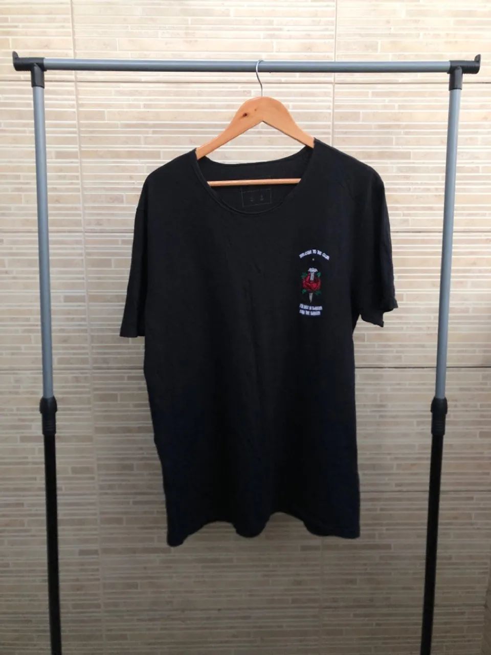 Camiseta preta com estampa de rosa e frase - G - Foto 2