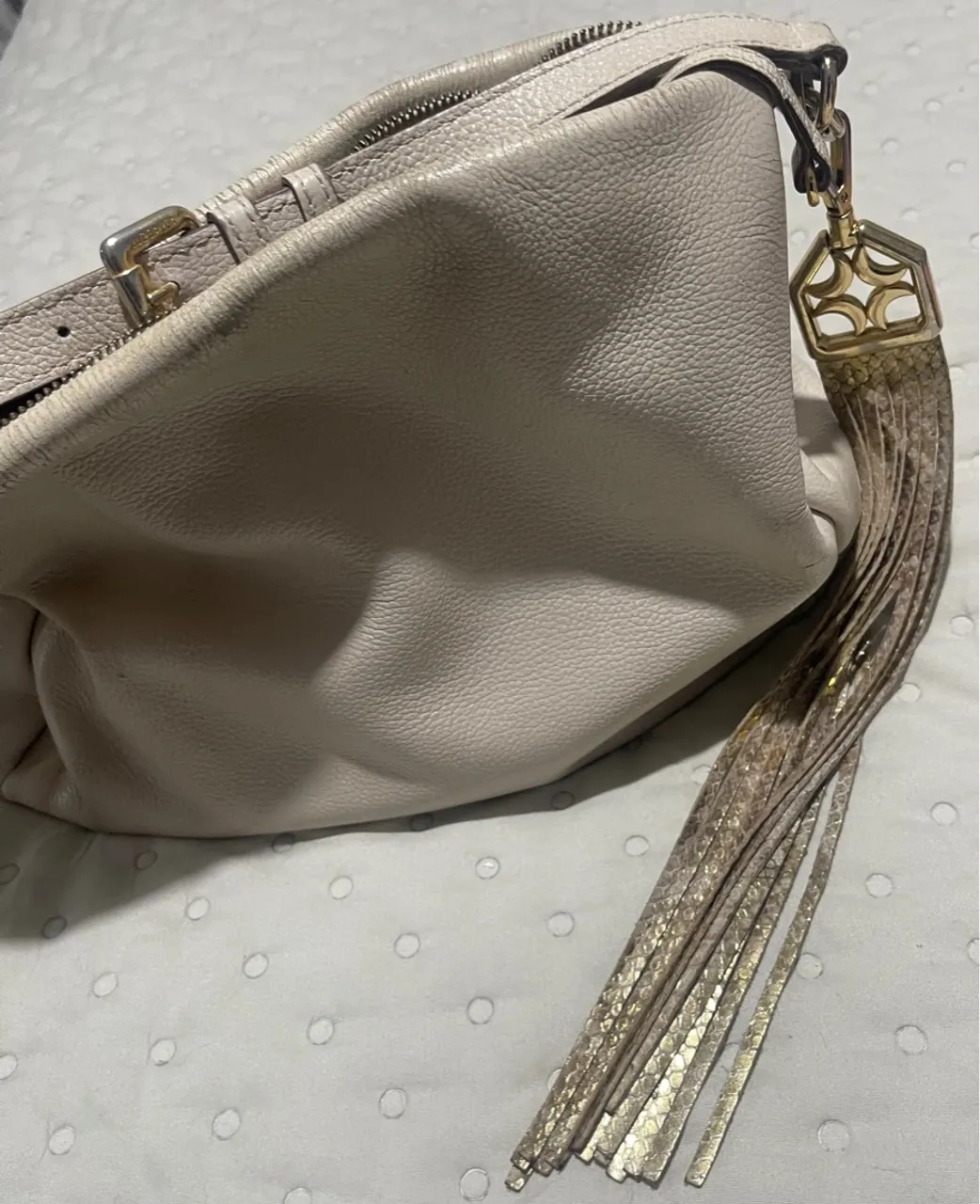 Bolsa Couro Off White Luz da Lua, com detalhes em dourado