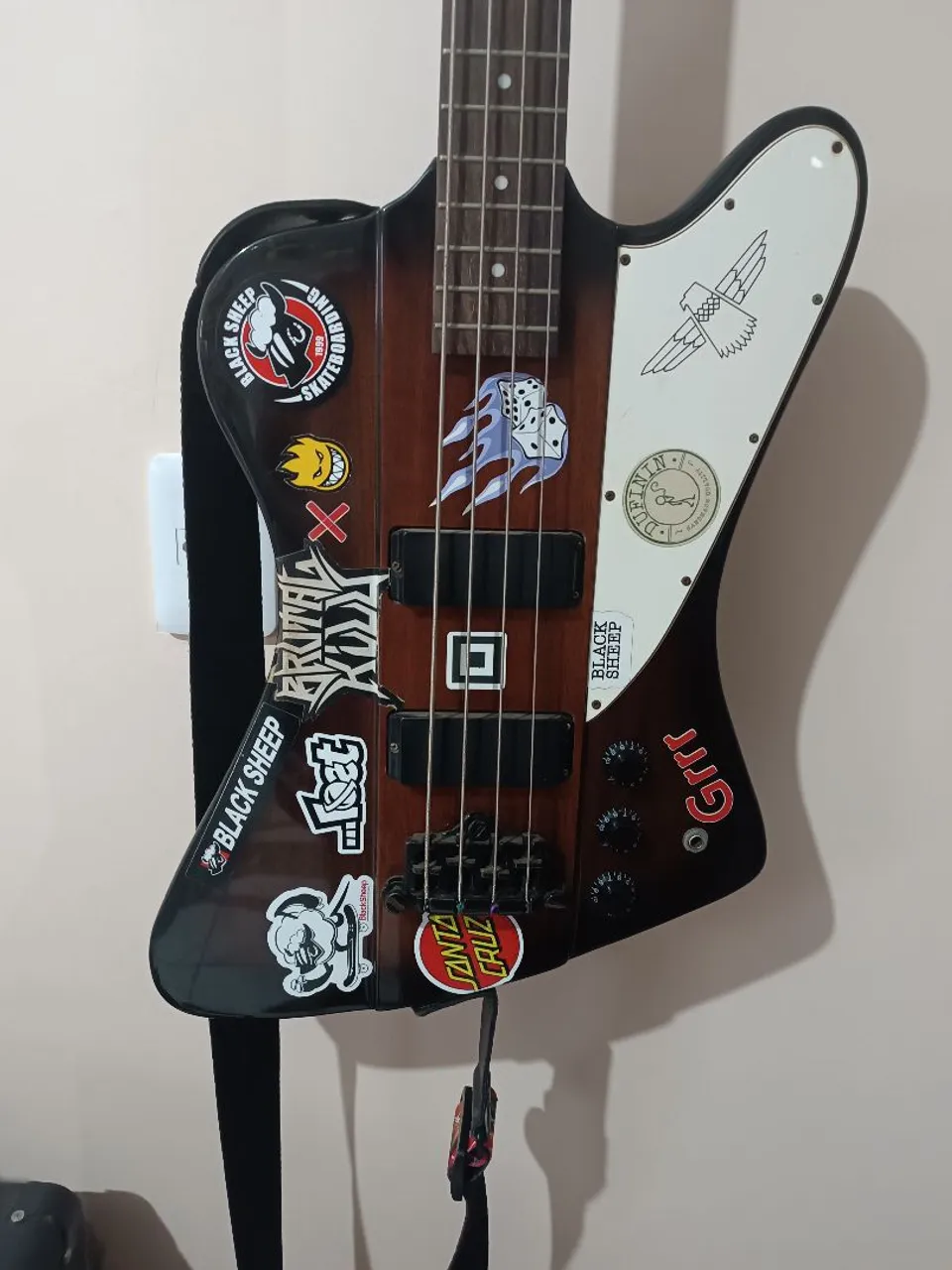 Baixo Elétrico Customizado com Stickers