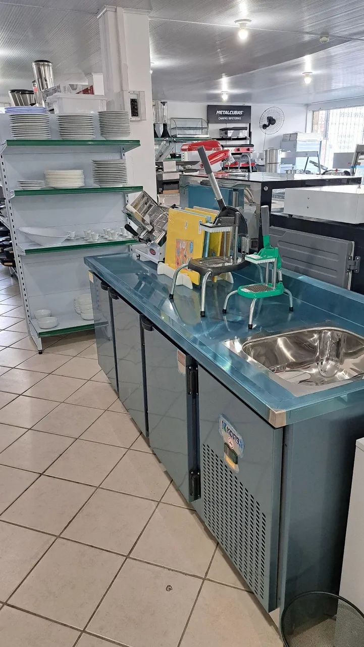 A. Balcão Refrigerado Industrial com Pia 