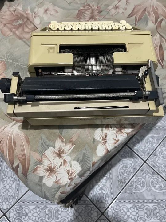 Máquina de escrever antiga  - Foto 3