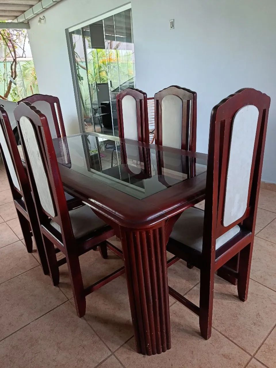 MESA DE JANTAR DE MADEIRA COM 6 CADEIRAS  - Foto 2