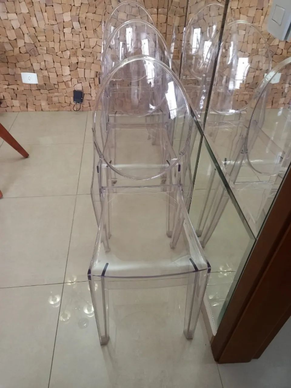 4 cadeiras incolor Victoria Ghost - R$ 215/cada - Foto 2