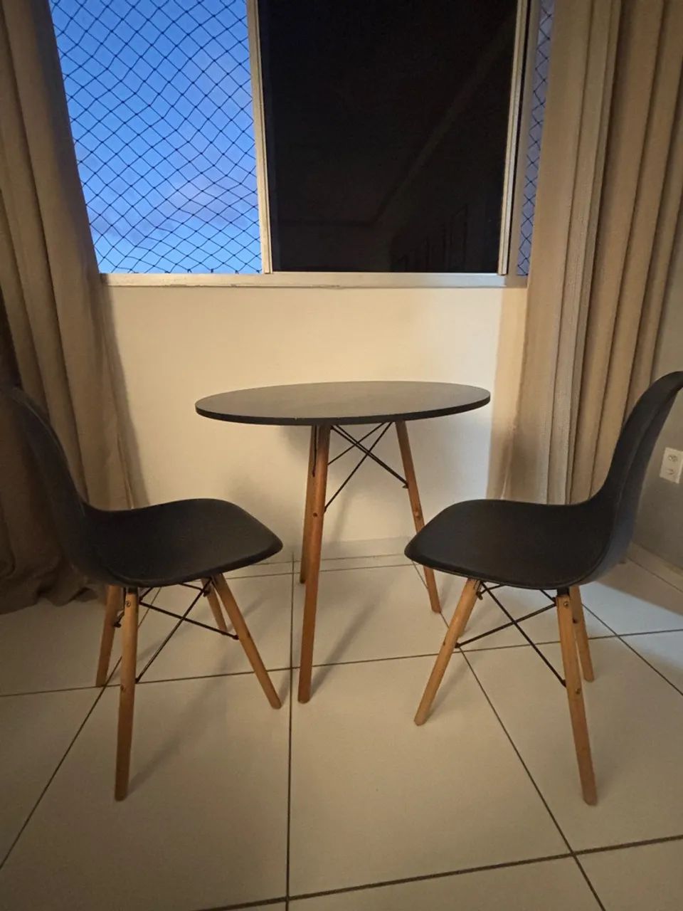 Mesa Tripé Preto 77 cm + 2 cadeiras Eiffel  - Foto 2