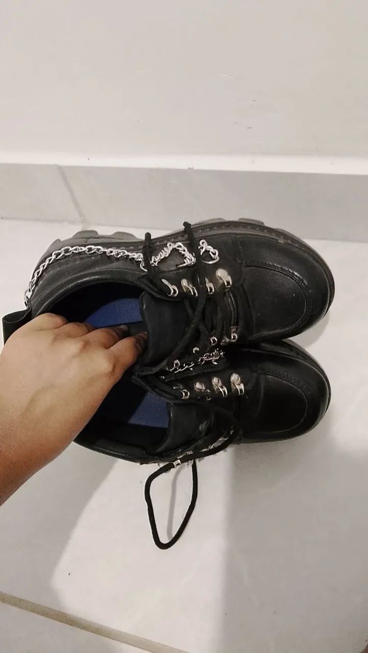 Bota gótica com correntes - Foto 2