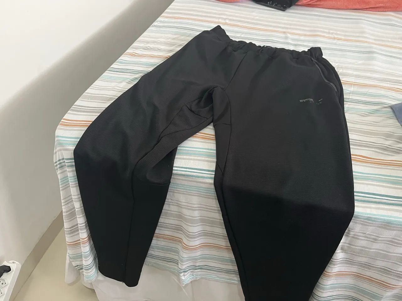 Calça Esportiva / Treino Preta - Bolsos com Zíper e Recortes Laterais - Foto 2