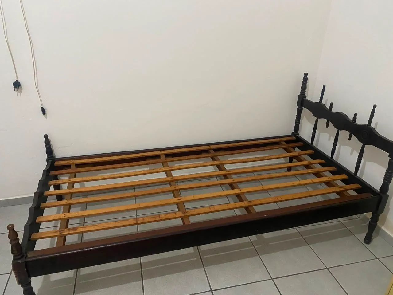 Vendo cama de madeira - solteirão