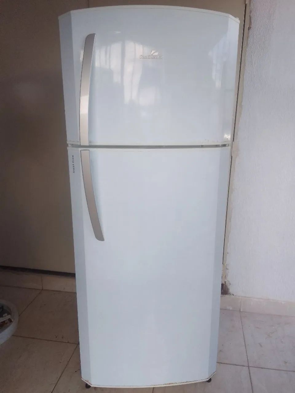 Vendo geladeira continental frost free 450 litros funcionando perfeitamente 