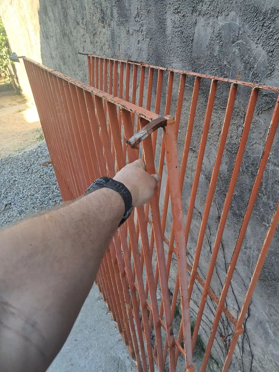 Conjunto de Janela Basculante e Grades de Ferro - Foto 3