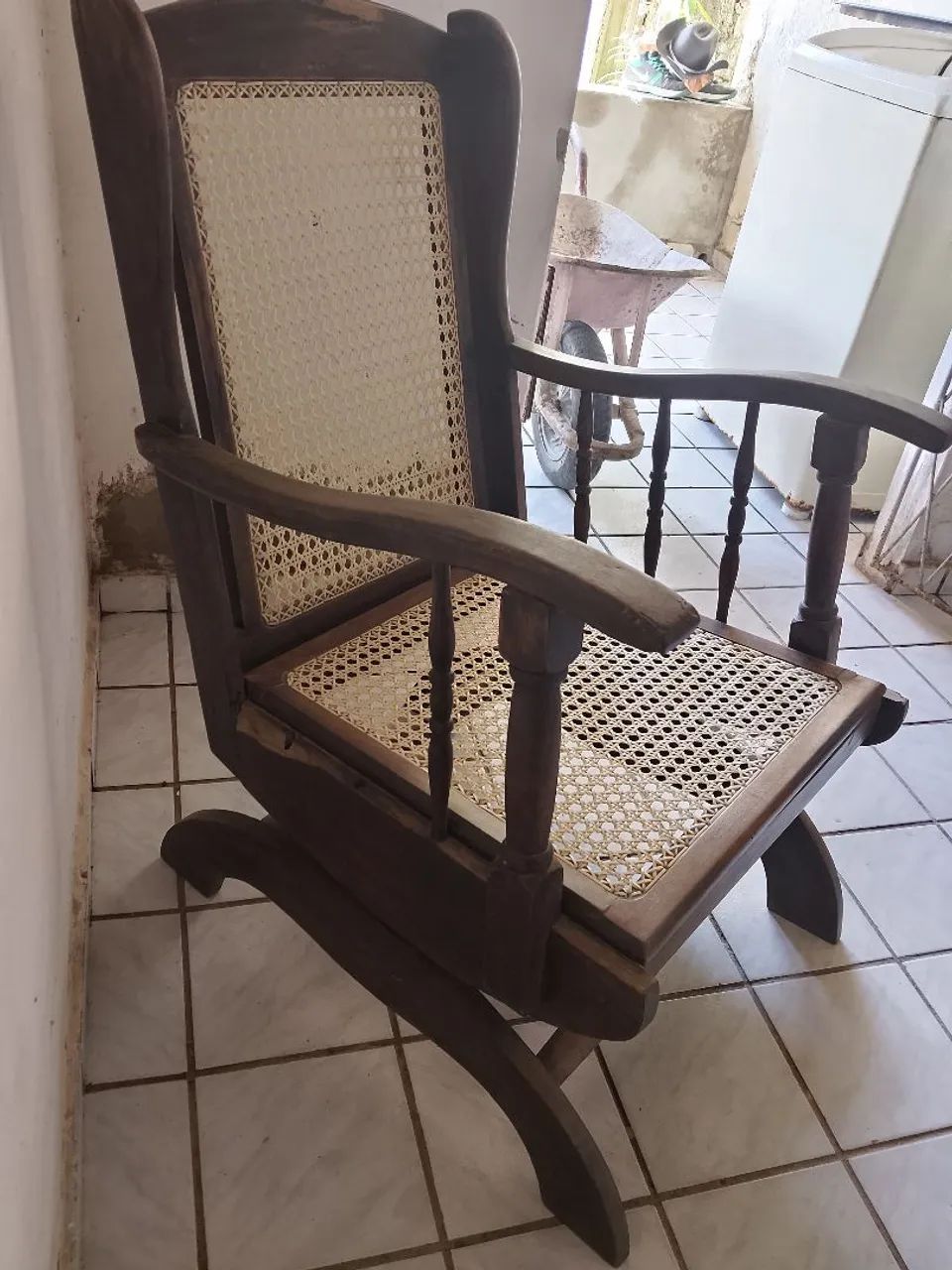 Cadeira de Balanço Antiga (Madeira Maciça) - Foto 2