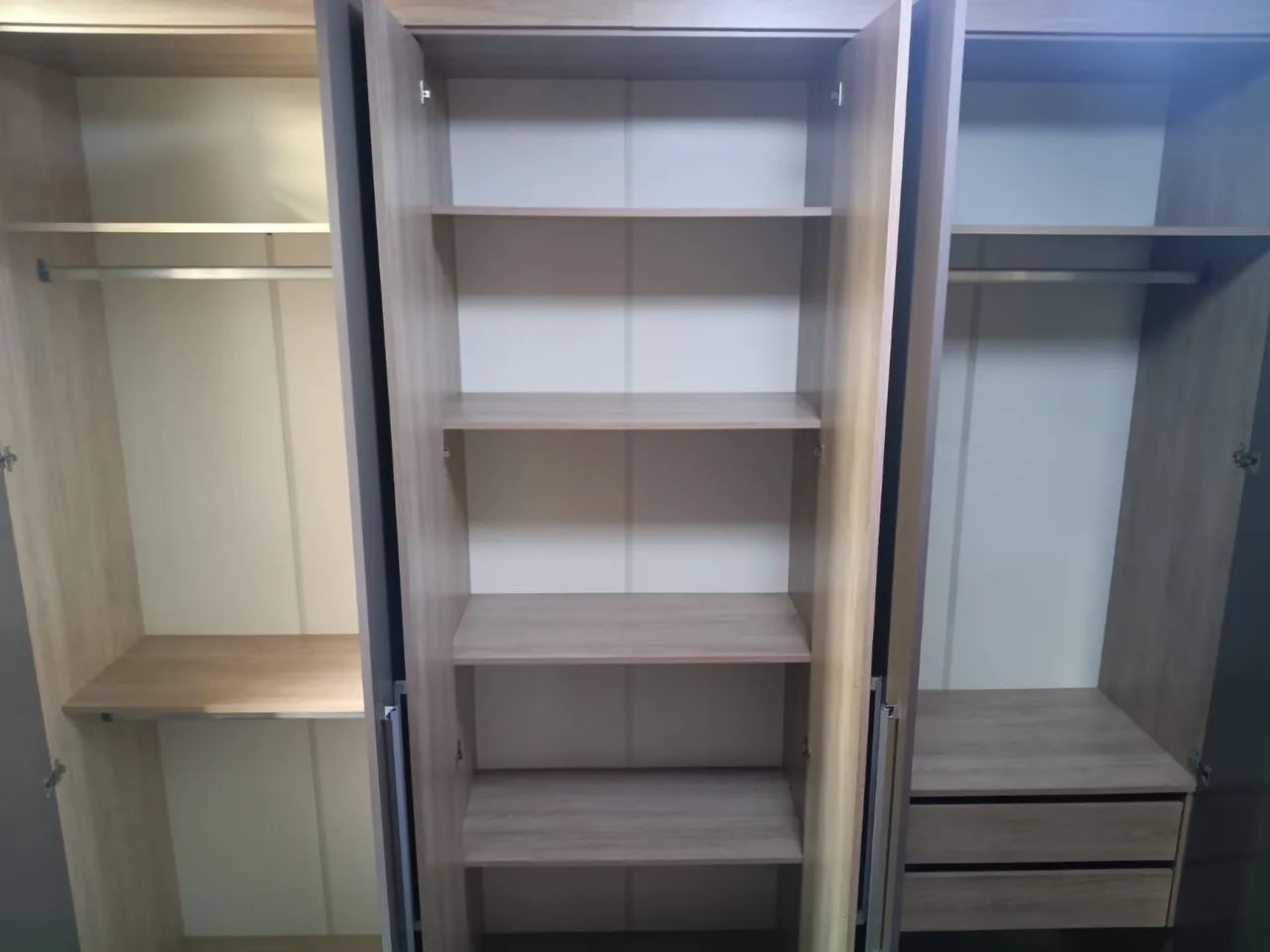 Guarda roupa Modulado, moderno e conservado (cinza e amadeirado) - Foto 2