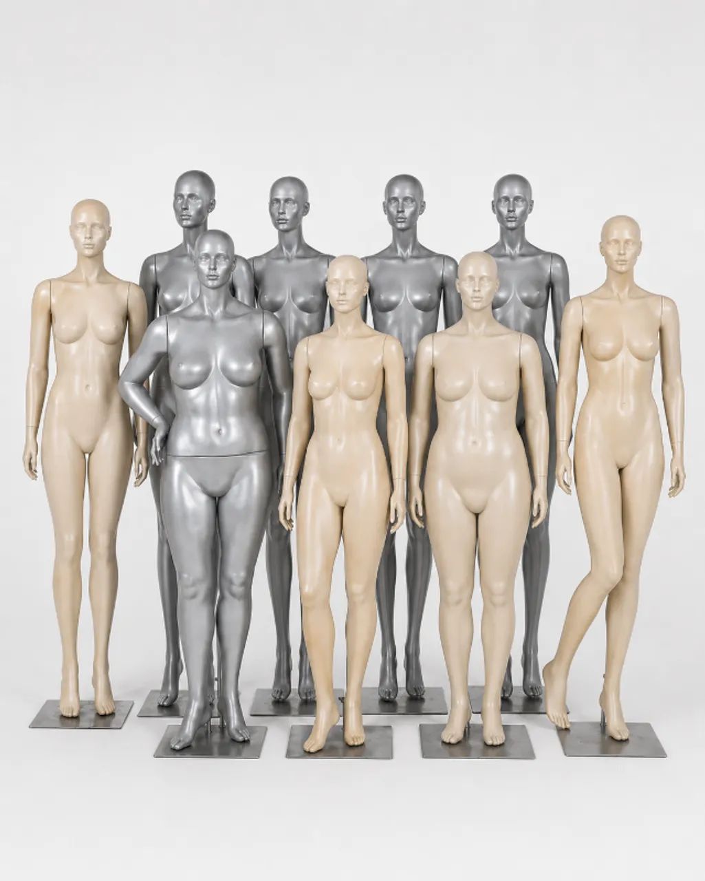 Manequins femininos para exposição de roupas, com opções de modelos magras e plus size