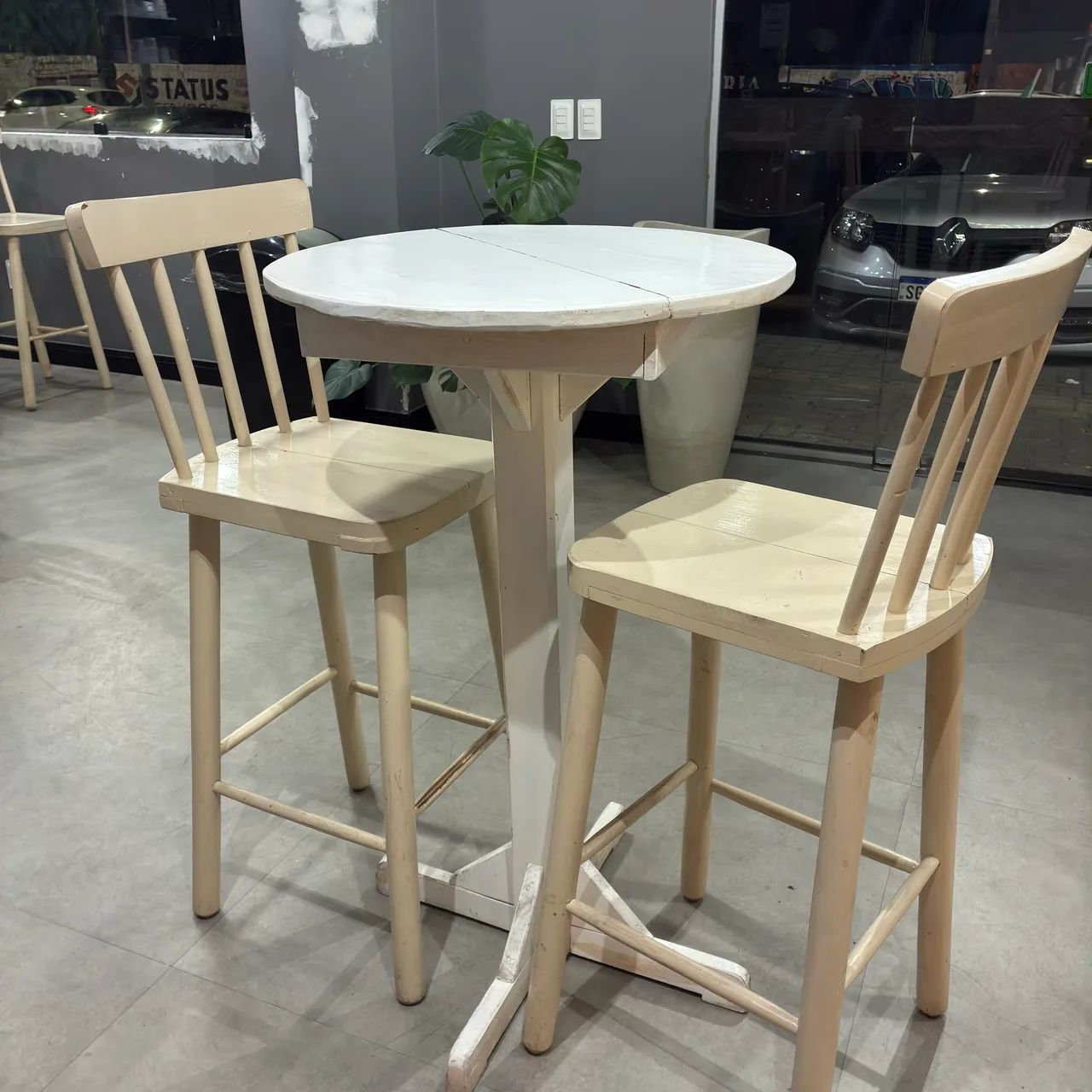 Conjunto Bistrô de Madeira - Mesa Alta + 2 Banquetas - Foto 2
