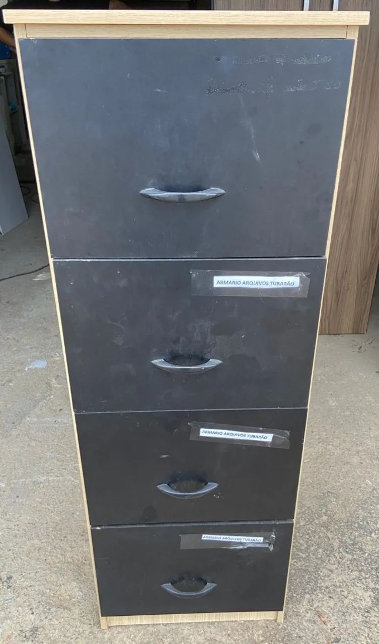 Arquivo de mdf, com 4 gavetas, marrom e preto.