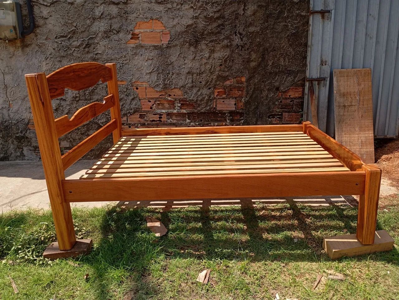 Vendo cama de madeira maciça  - Foto 2