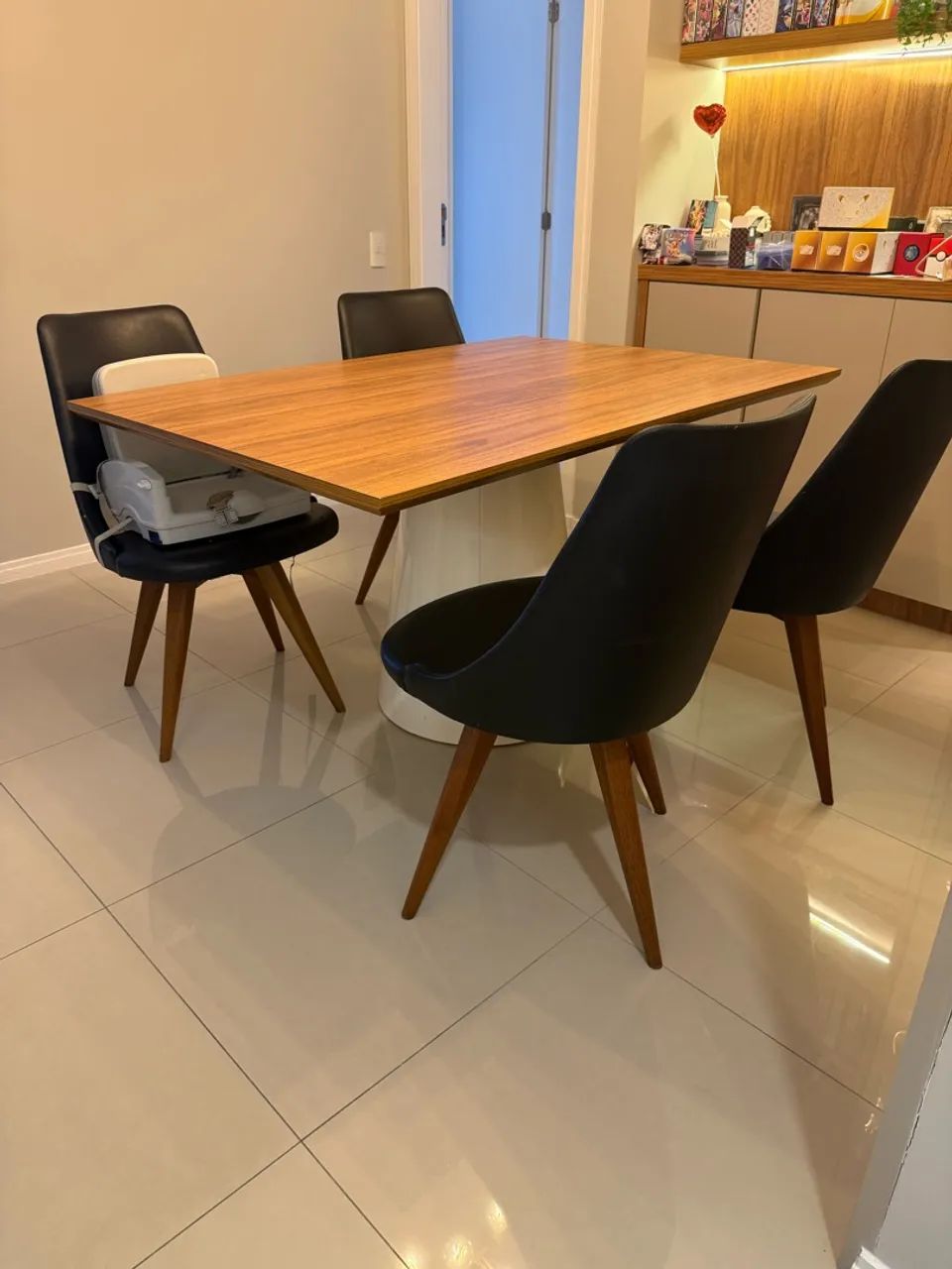 Mesa e cadeiras 4 lugares 