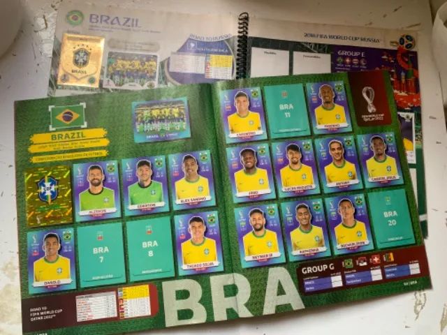 Lote de álbuns de figurinhas da copa de 2018 e 2022 semi completos  - Foto 3