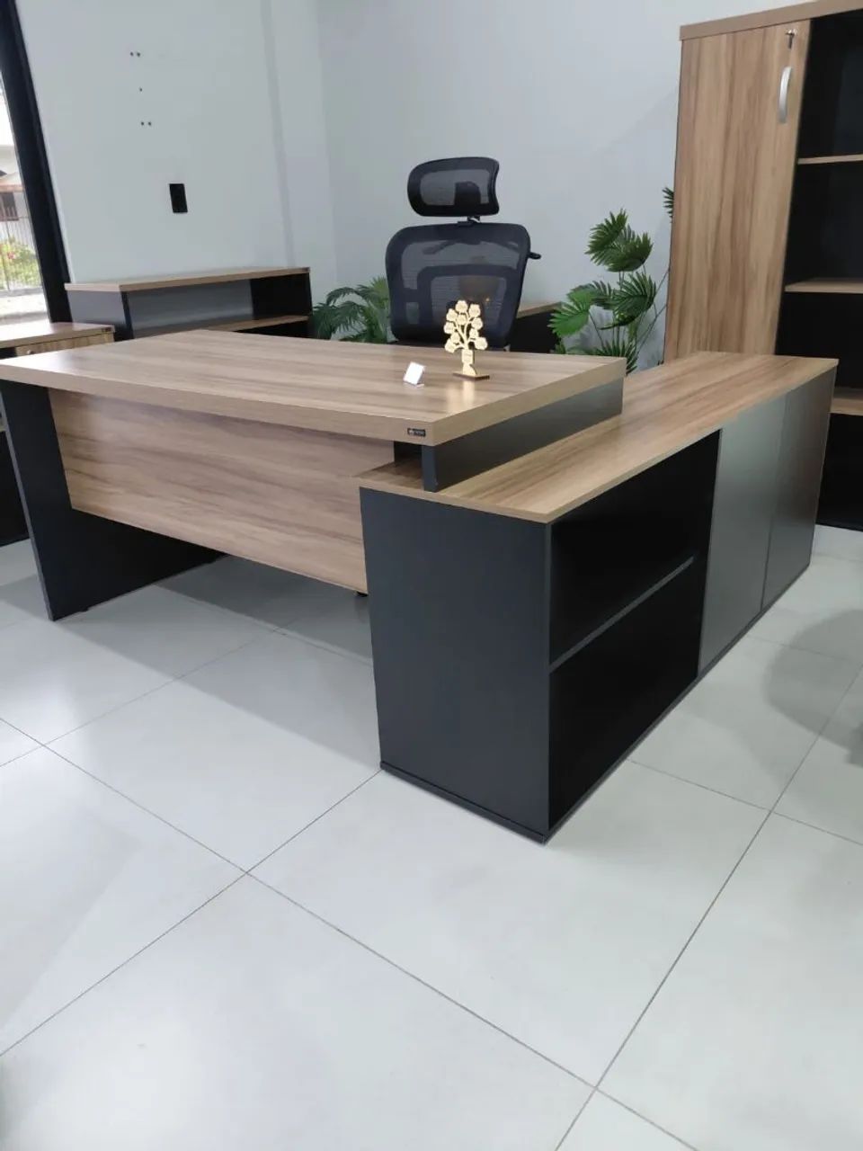 Mesa Executiva em L M30 Sevilha/Preto para Escritório