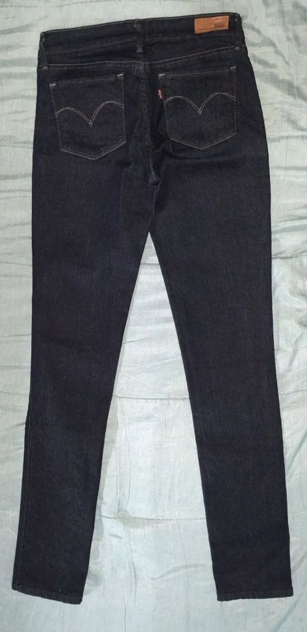 Calça Levi's skinny azul escuro (usada) - Foto 3