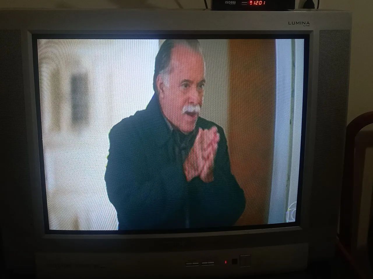 Vende-se TV 42 polegadas marca Toshiba de tudo funcionando perfeitamente 