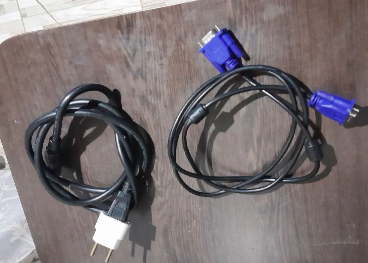 Monitor Lg funcionando perfeitamente, juntamente com cabos e vários utensílios novos. - Foto 3