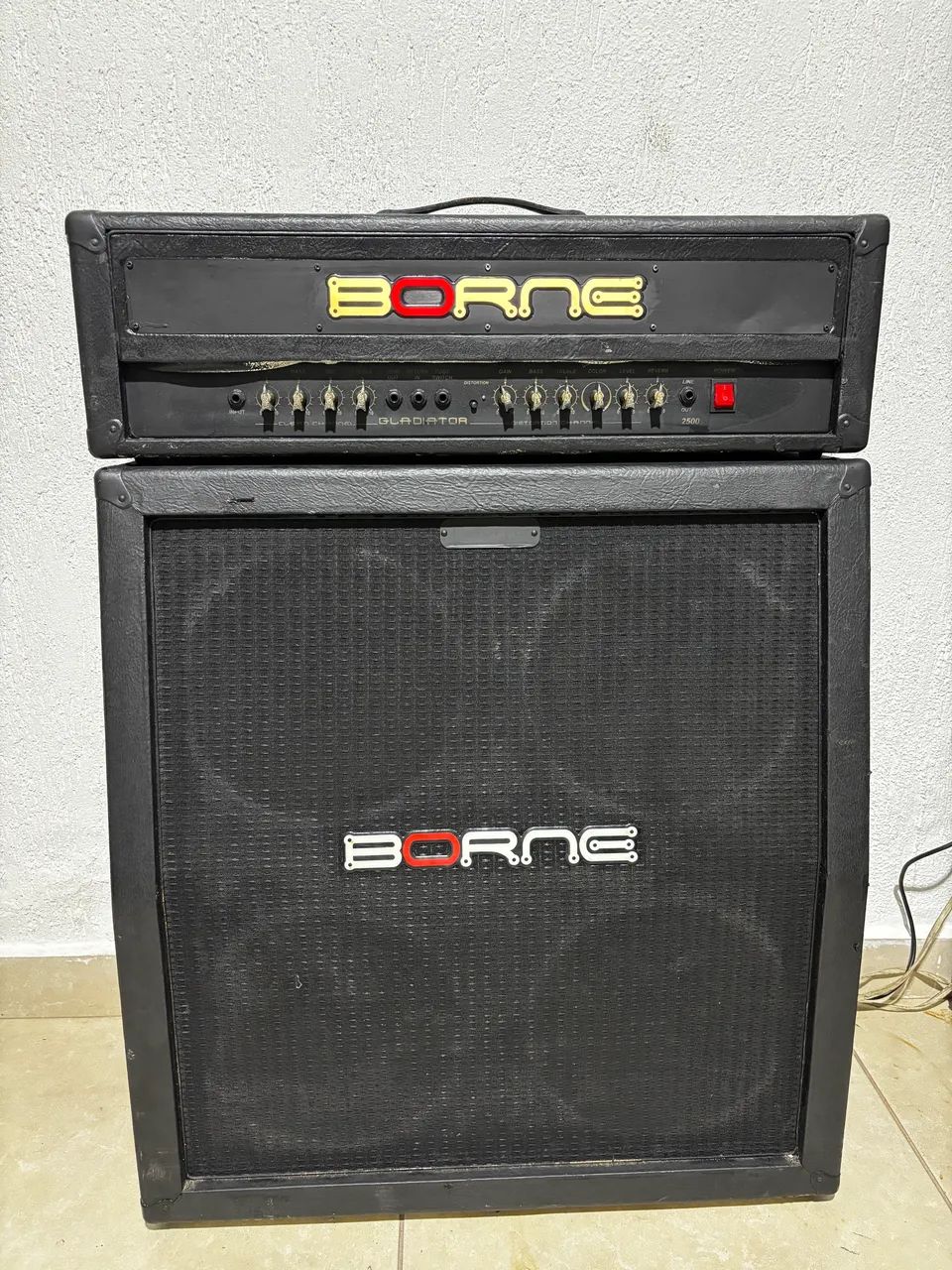 Caixa de Guitarra BORNE GLADIATOR 2500