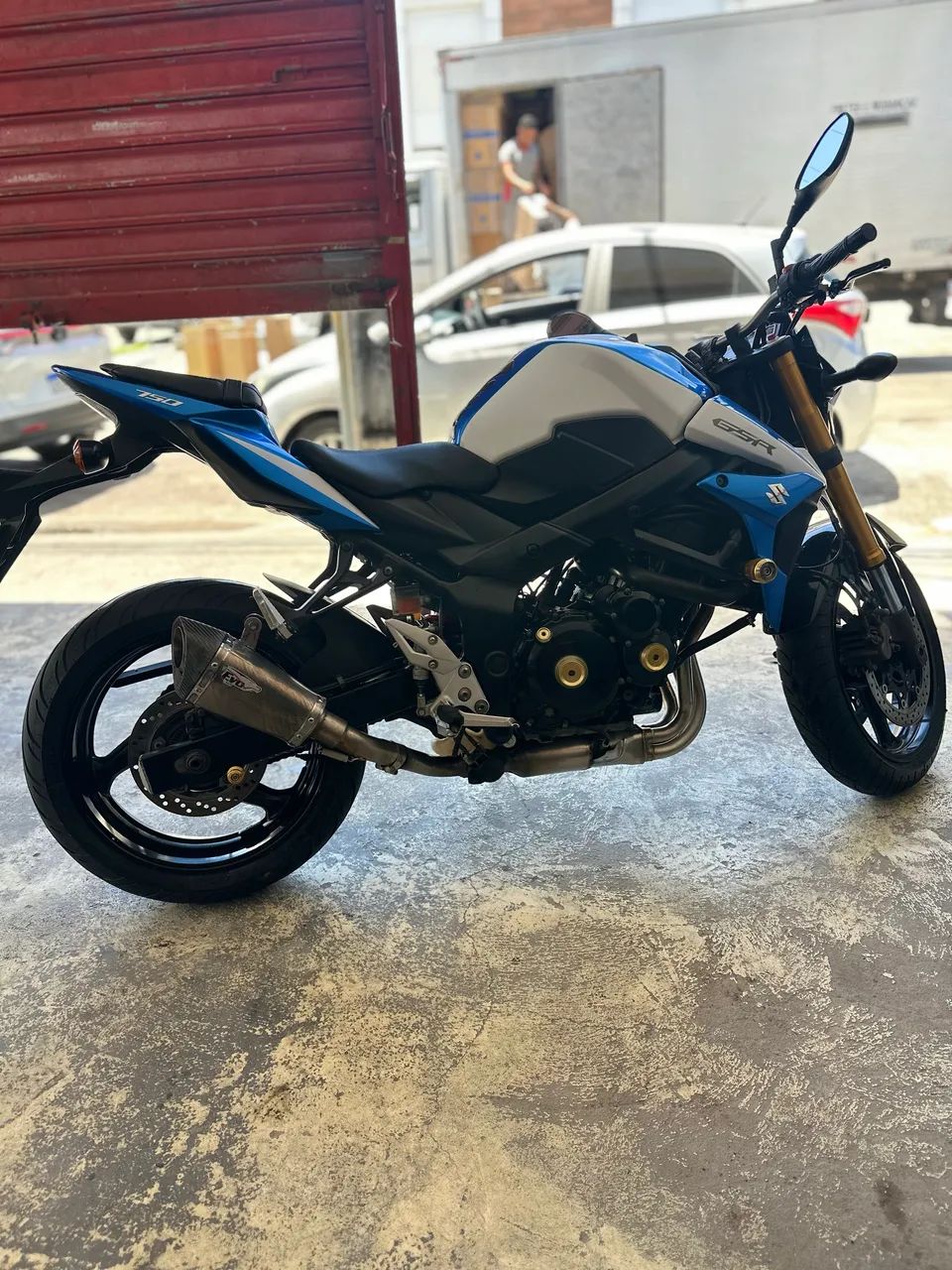 SUZUKi GSR 750  - Foto 5
