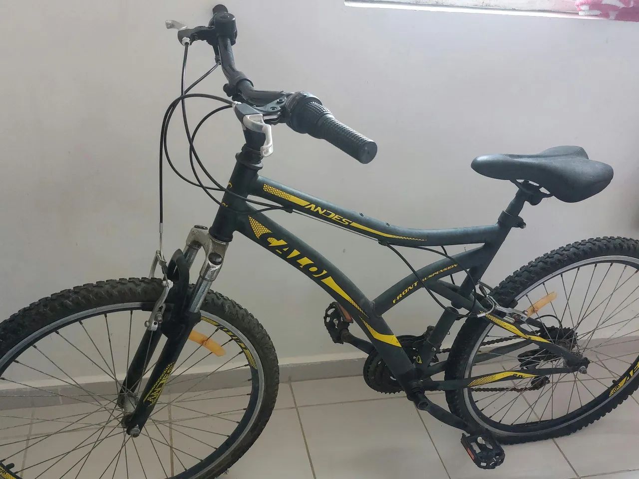 Bicicleta super nova, usada poucas vezes.