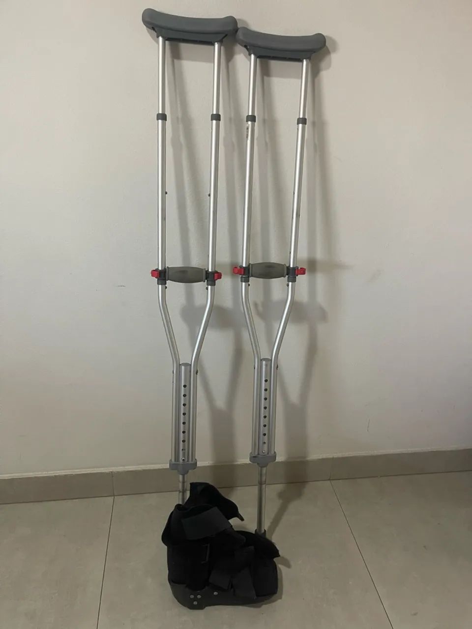Muletas e Bota Ortopédica  - Foto 4