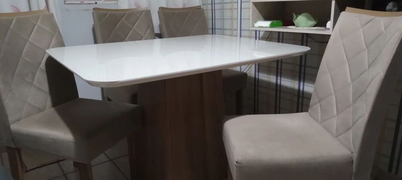 Vendo uma mesa de jantar e quatro cadeiras  - Foto 2