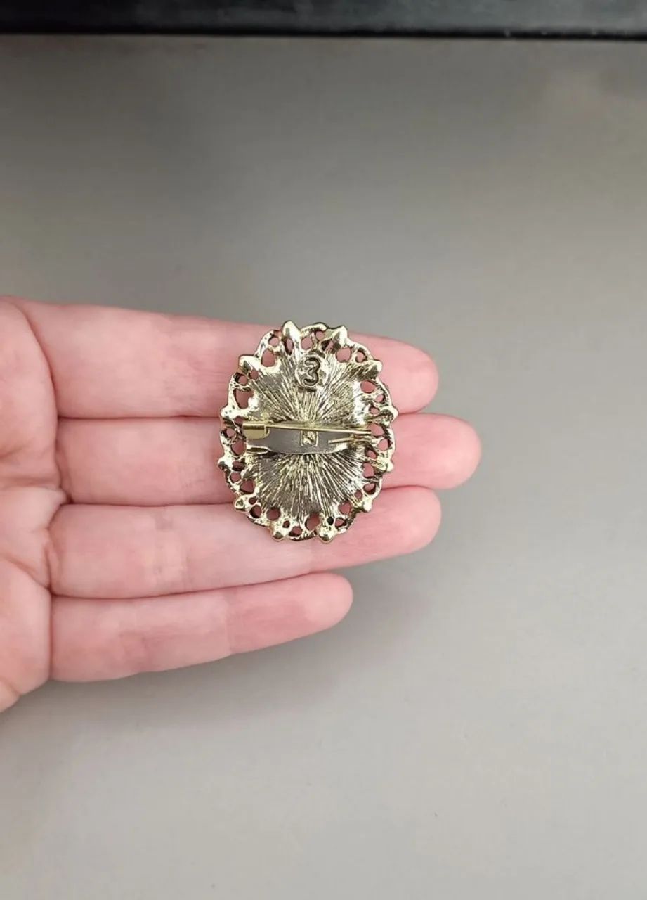 Broche de Camafeu Bege Detalhe Strass (novo) - Foto 5