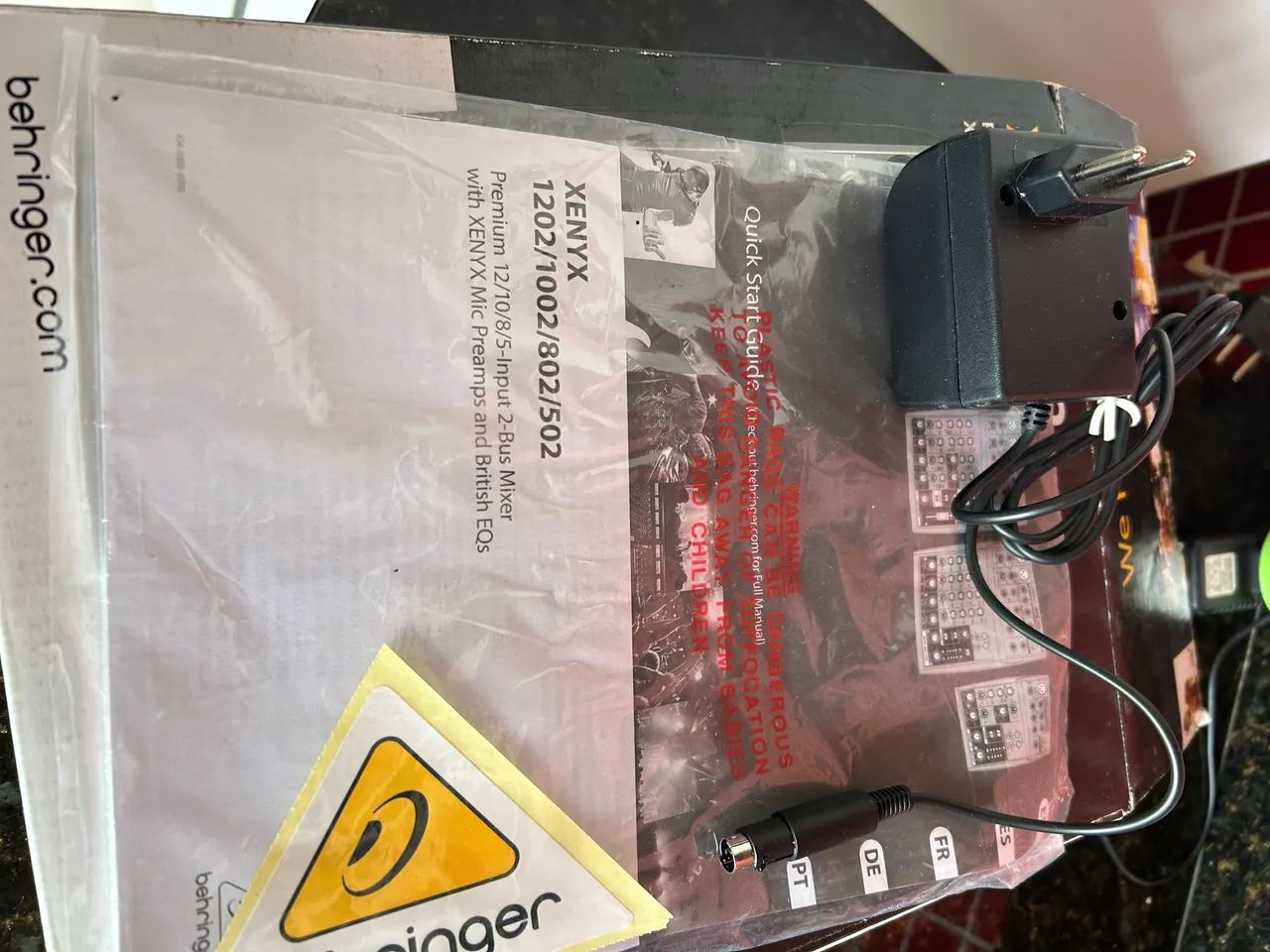 Mesa de som Behringer Xenix 802 na caixa  - Foto 4