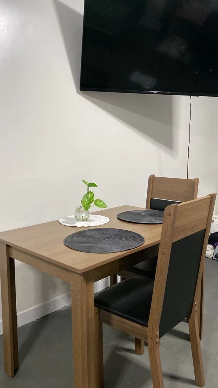 Mesa de jantar/ 2 cadeiras 