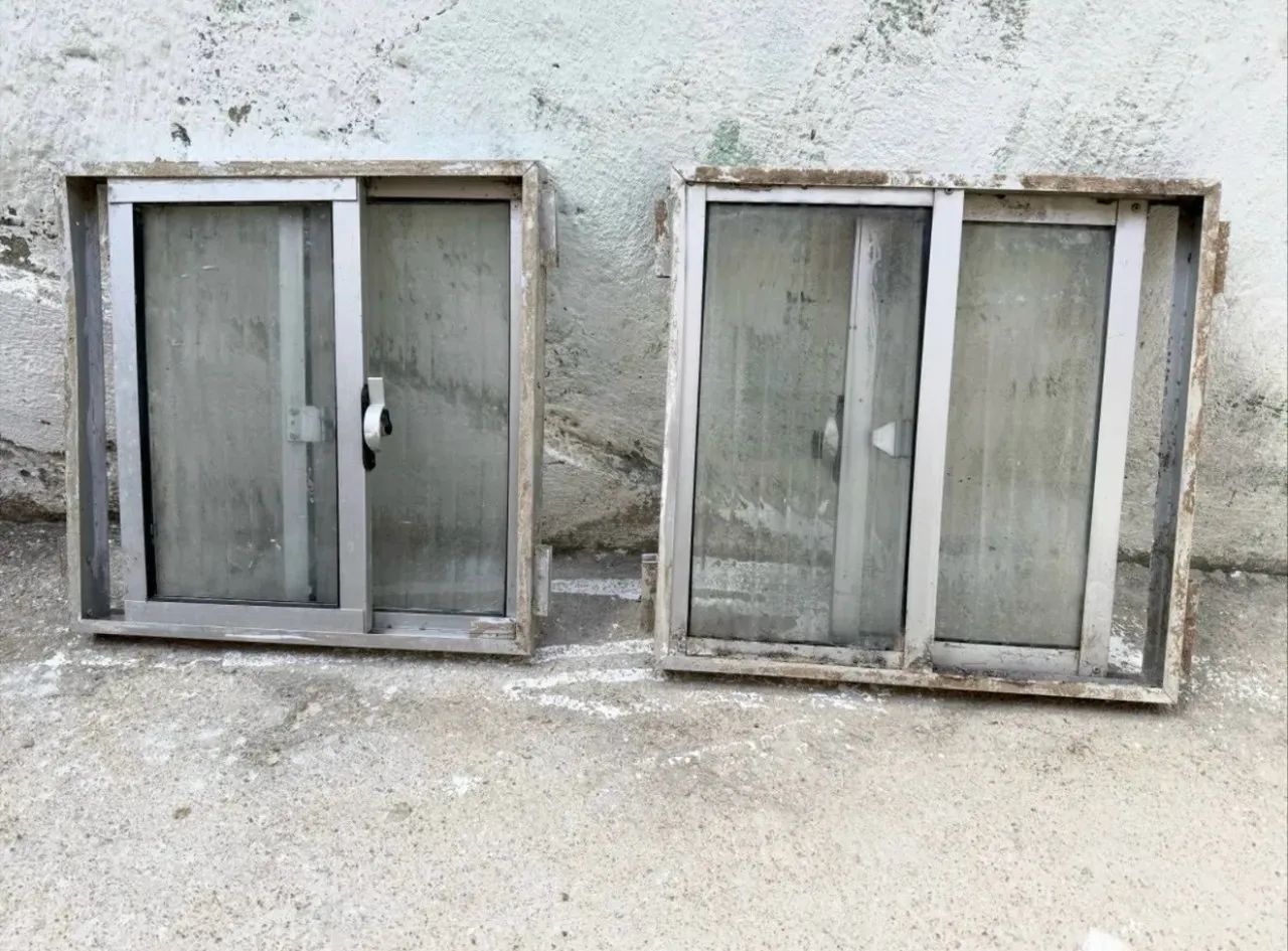 Duas janelas de alumínio e vidro 