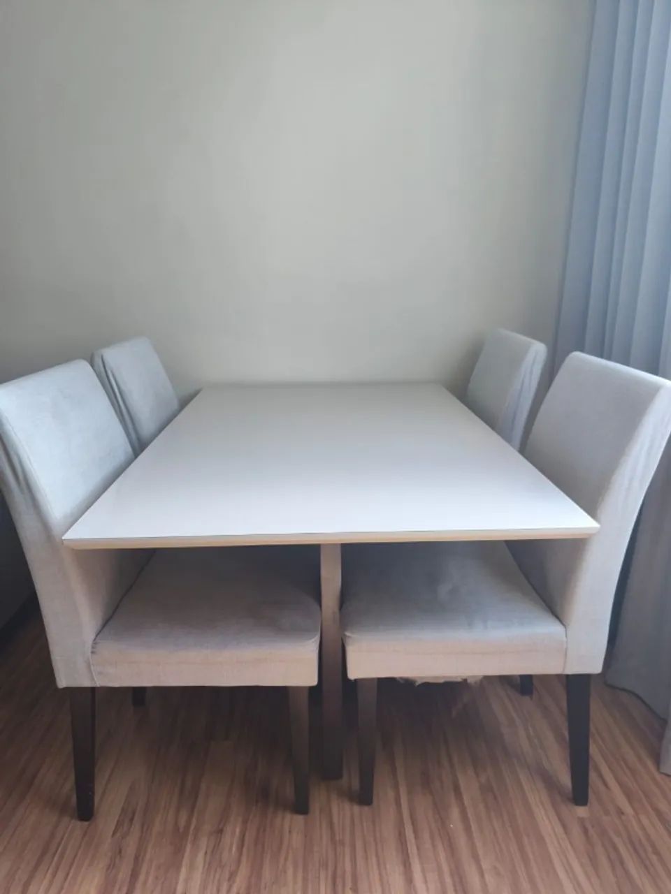 Mesa retangular com tampo de vidro + 4 cadeiras