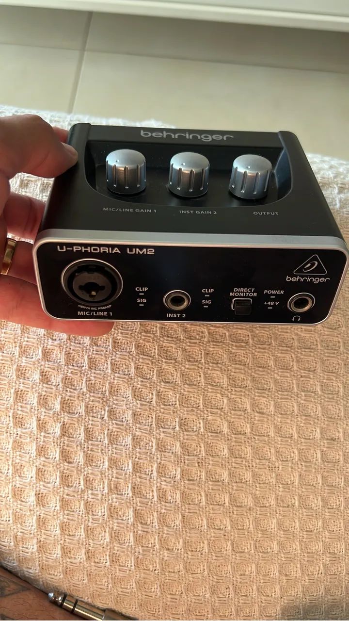 Amplificador De Microfone Behringer UM2 - Foto 5