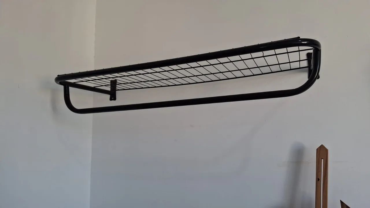 Arara de roupa com prateleira