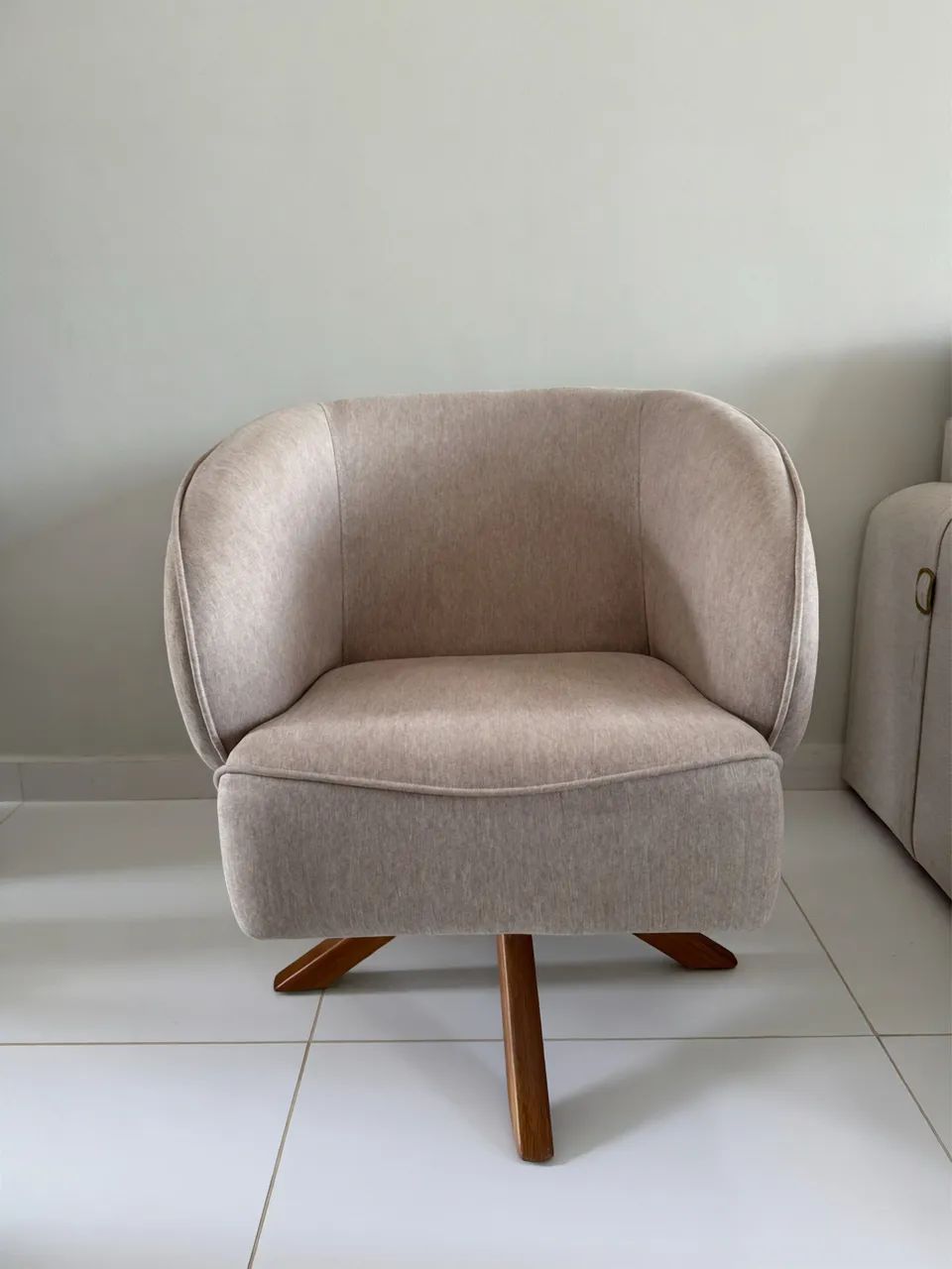 Vendo 2 Poltronas Giratória em Linho - Alto Padrão - Foto 2