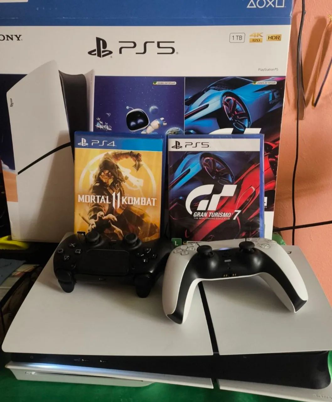 vendo ps5 slin com leitor dois controles e doia jogos e caixa - Foto 3