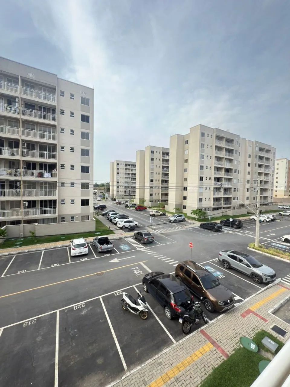 ALUGO /  UM APARTAMENTO MUITO BOM NO ESTILO GOLF / VARANDA AMPLA E CONDOMÍNIO  COMPLETO  - Foto 3