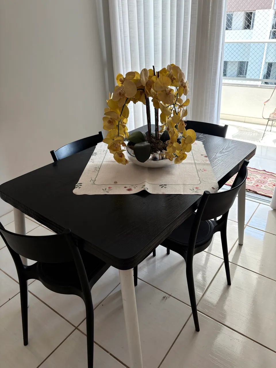 Vendo jogo de mesa com 4 cadeiras 