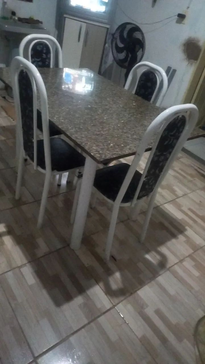 Mesa com 4 cadeiras  - Foto 2