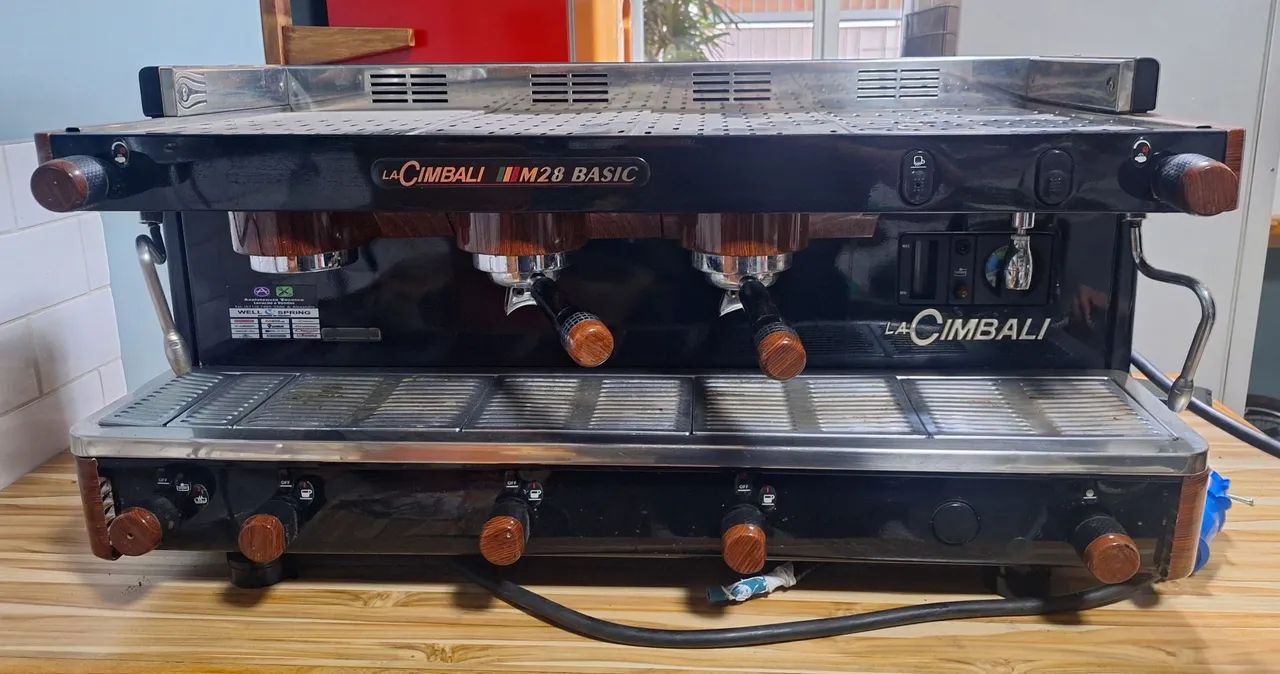 Máquina de Café Espresso Profissional La Cimbali M28 Basic - 3 Grupos