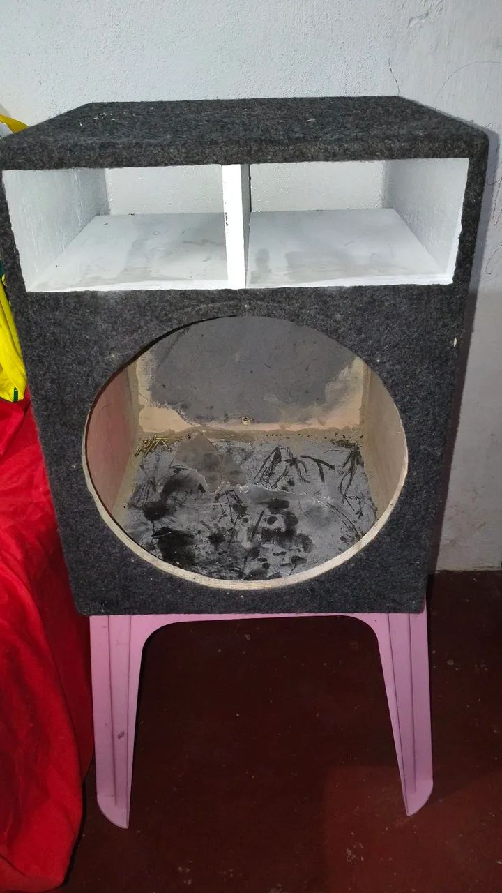 Vendo essa Caixa 15 polegadas de completo só o auto falante quer tem quer trocar a bobina 