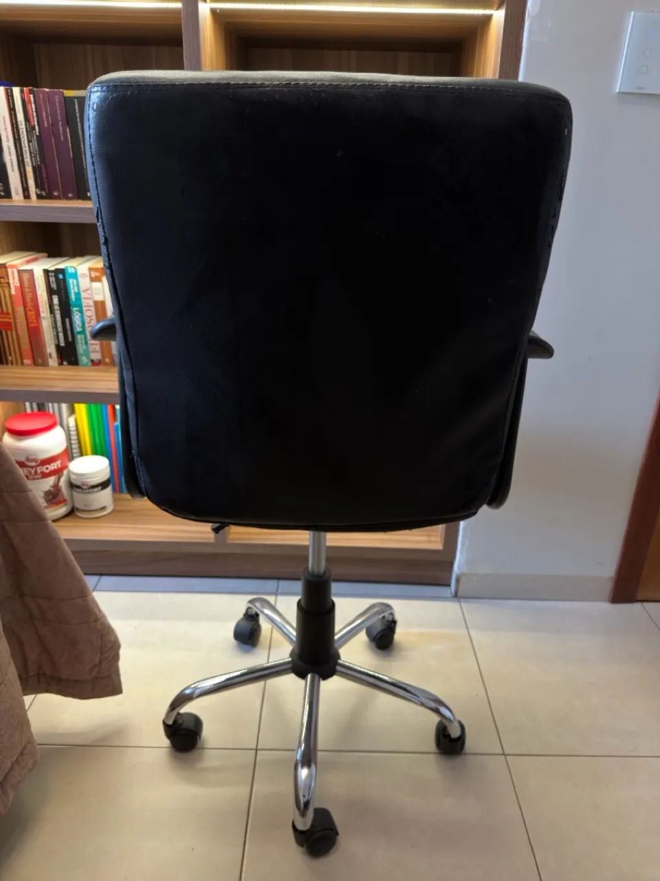 Cadeira de escritório preta com braço - Foto 3