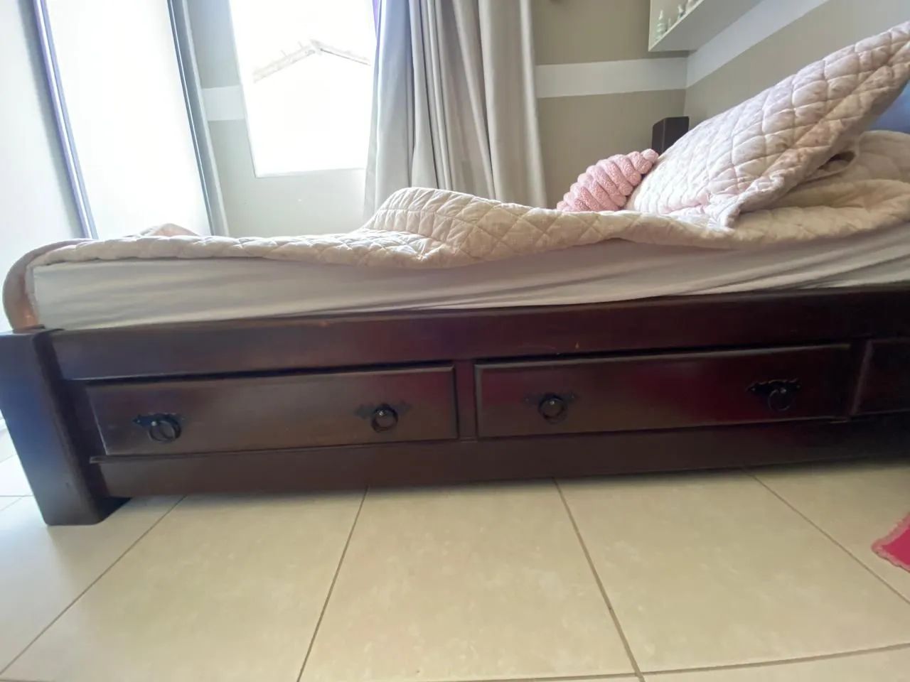 Cama, comoda e aparador em Madeira de Lei - Foto 4