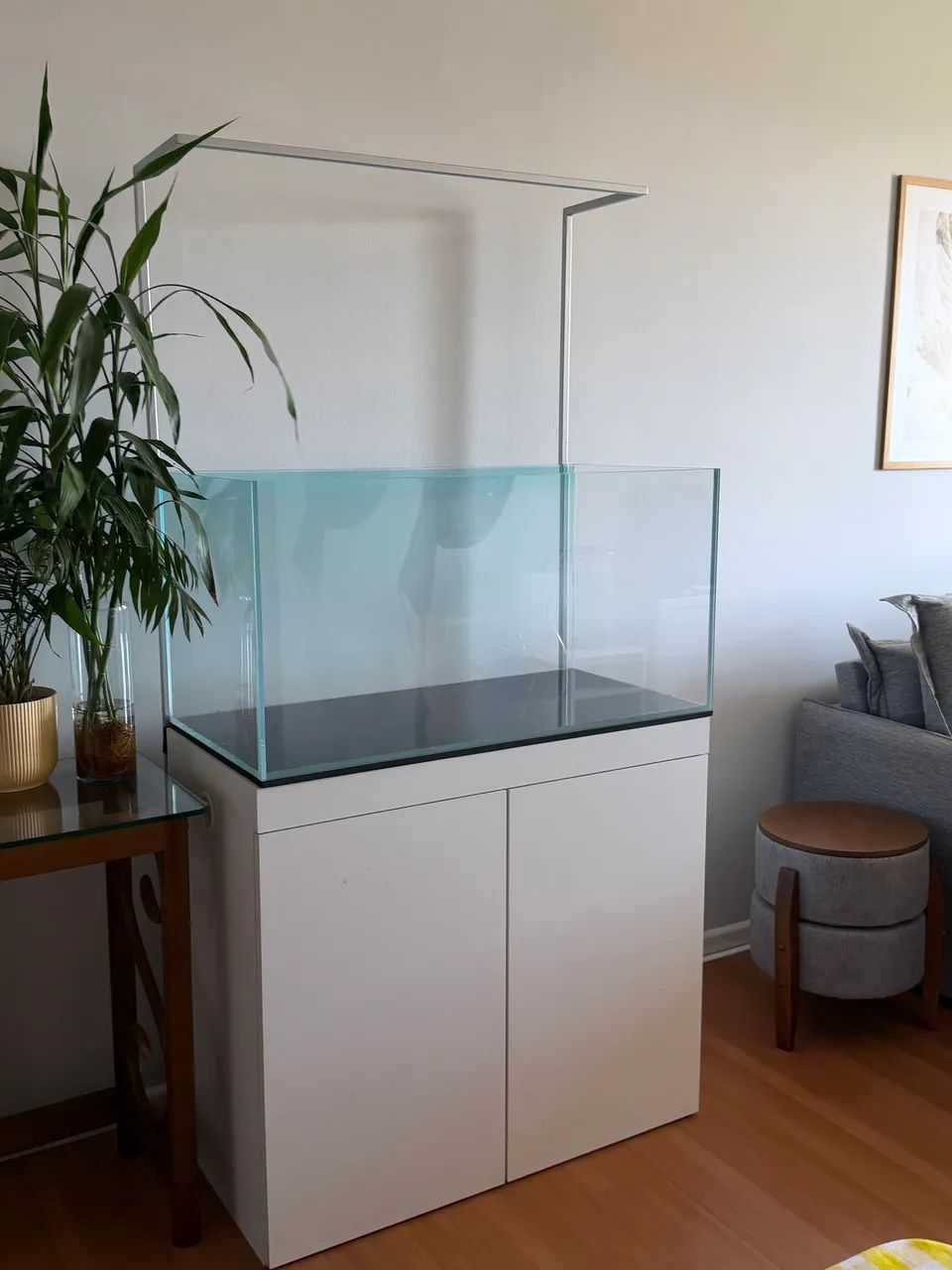 Vendo aquário Extra clear + móvel próprio p/ aquário, com suporte p/ luminária