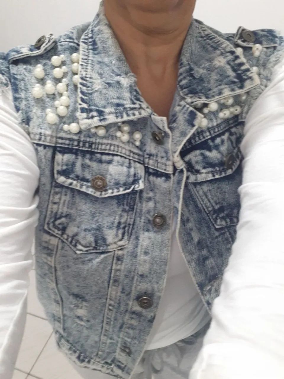 colete jeans com aplicação de perolas da bluelover - Foto 3