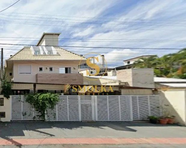 Pousada à venda com 8 apartamentos e 1 casa, em Canasvieiras, Florianópolis/SC.