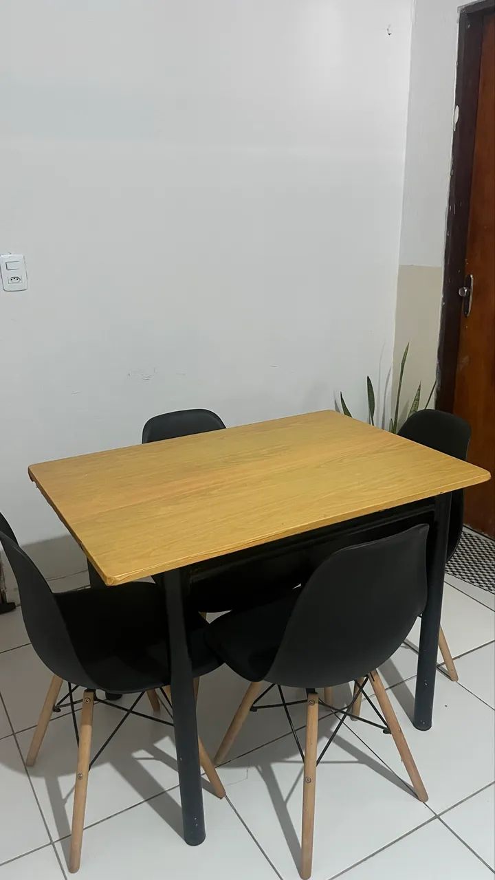 Mesa com 4 cadeiras 